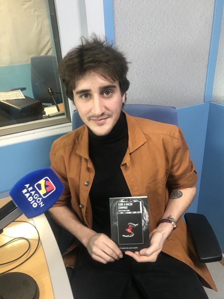 Entrevista a David Conde en Aragón Radio donde nos presenta su obra "Sube a nacer conmigo"