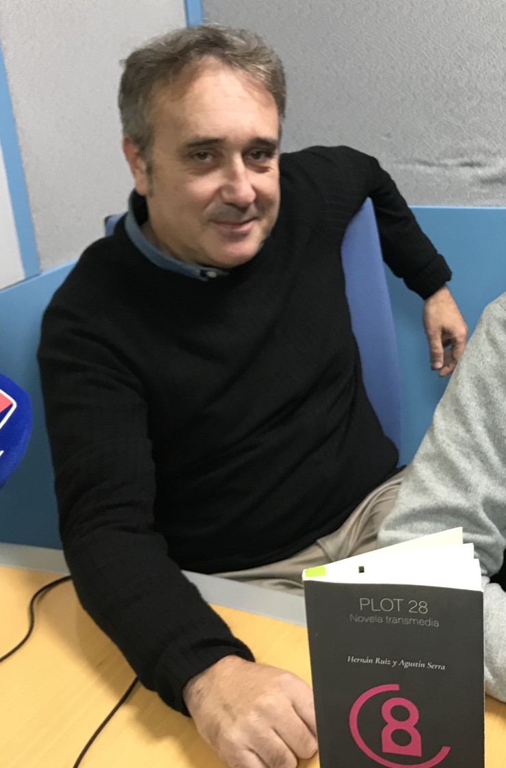 Entrevista a Hernán Ruiz en Aragón Radio junto a su famosa novela transmedia "Plot 28"