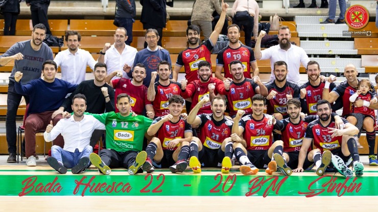 El equipo celebró la última victoria en liga. Foto: Bada Huesca.