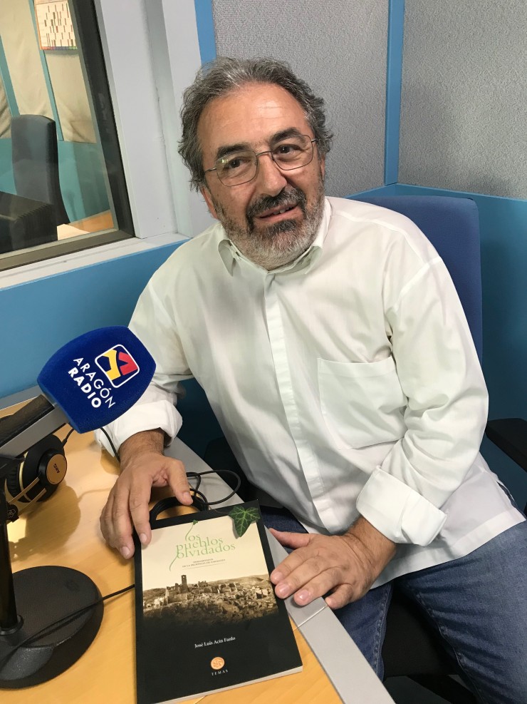 Entrevista a José Luís Acín en Aragón Radio junto a su última obra "Los pueblos olvidados"