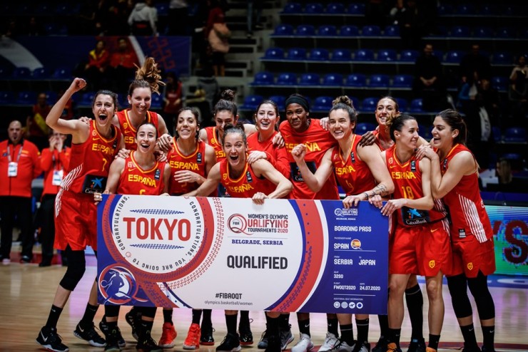 Las jugadoras de la selección española de baloncesto celebran su pase a los Juegos Olímpicos.
