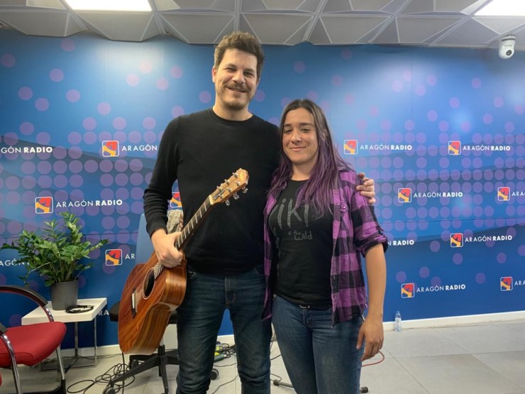 Viki, acompañada a la guitarra por Álex Comín, en su visita a Aragón Radio.