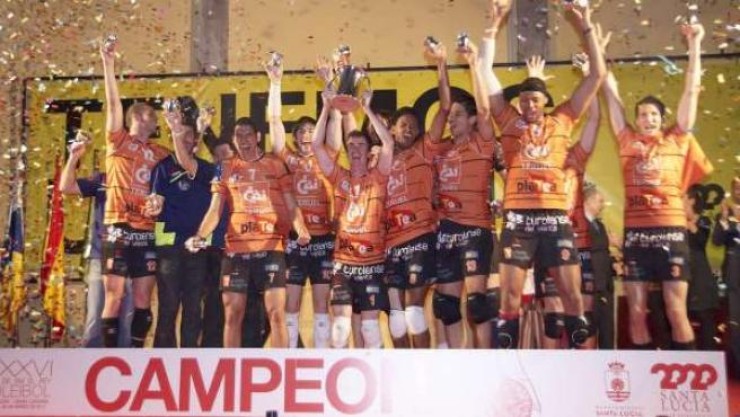Los jugadores del CAI Voleibol Teruel celebran la Copa conquistada en Vecindario.
