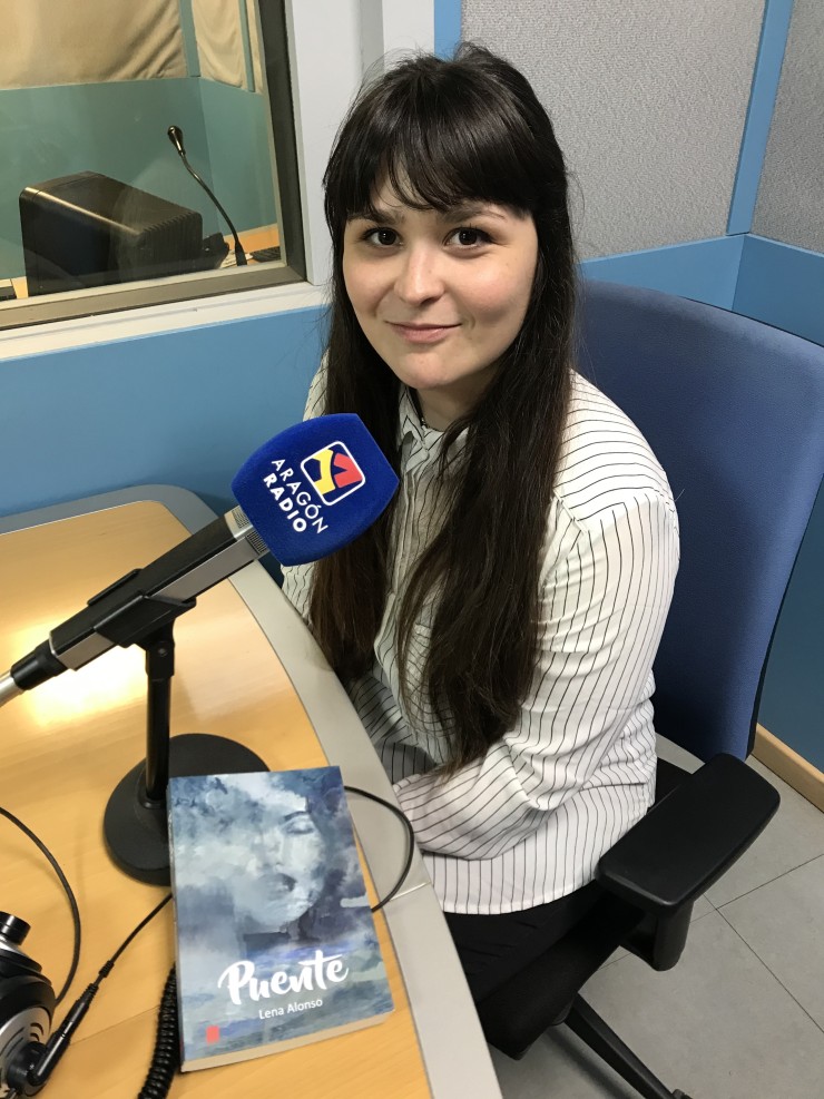Entrevista a Elena Cortés en Aragón Radio junto a su novela "Puente"
