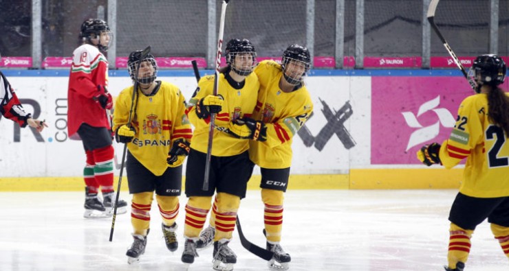 Varias jugadoras de la Selección Nacional de Hockey Hielo celebran un gol