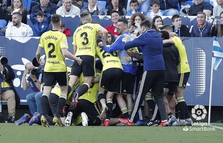 Los jugadores del Real Zaragoza celebran el gol de Luis Suárez. Foto: LaLiga