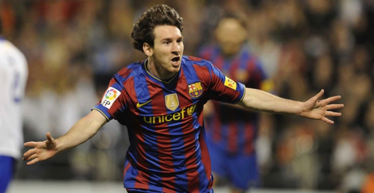 Messi celebra uno de los tres goles que anotó en La Romareda.