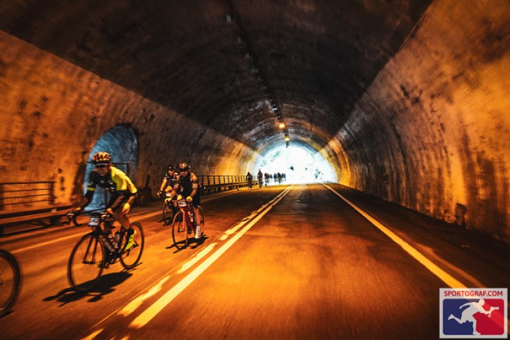 La marcha atraviesa un túnel en la edición de 2019. Foto: Sportgraf.