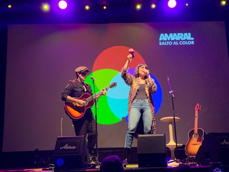 Amaral ofreció un mini concierto acústico a los asistentes
