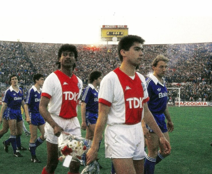 Los jugadores de Ajax y Real Zaragoza saltan al terreno de juego aquel 22 de abril de 1987.