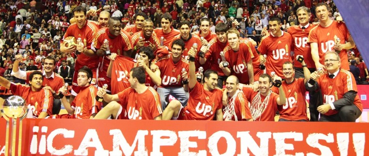 La plantilla del CAI Zaragoza celebra el ascenso a la Liga ACB.