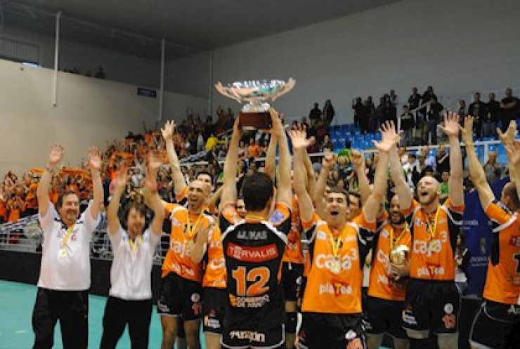 Los jugadores del Caja3 Teruel celebran la conquista del título de Superliga.