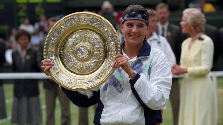 Conchita Martínez posa con el trofeo de Wimbledon, uno de los grandes éxitos de su carrera.
