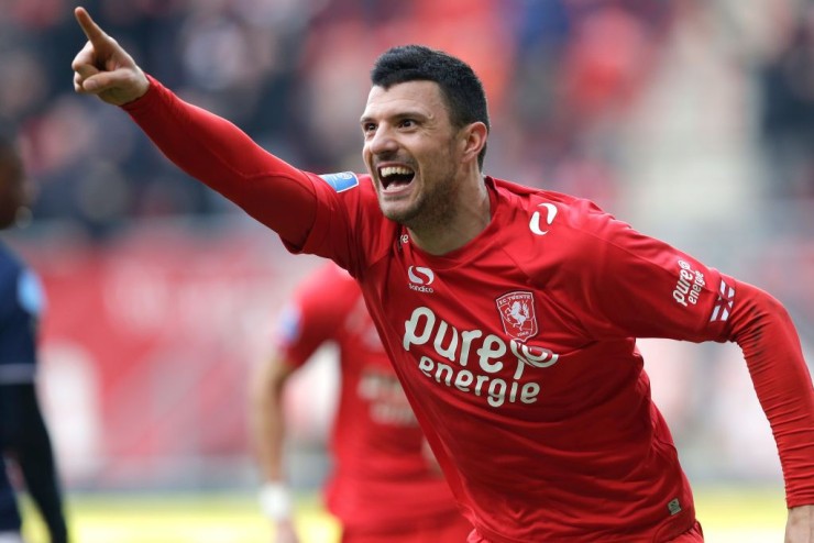 Haris Vuckic celebra un gol anotado con el Twente holandés.