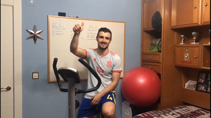 El jugador del Fútbol Emotion realiza ejercicios en casa para mantenerse en forma.