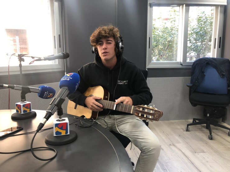 Guitarricadelafuente en los estudios de Huesca de Aragón Radio