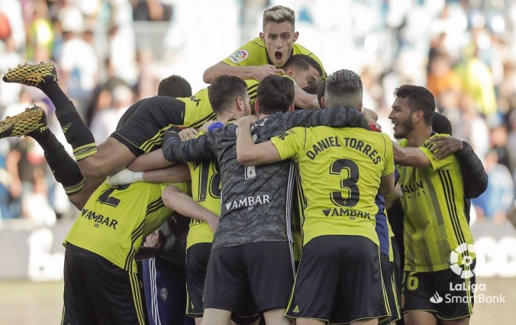 Los jugadores del actual Real Zaragoza celebran el gol de la victoria en el último partido jugado.