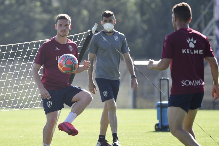 Sergio Gómez controla el balón en el entrenamiento del Huesca de este jueves.