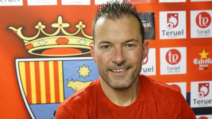 Dani Aso tras lograr el ascenso con el CD Teruel. Foto: Antonio García/Bykofoto
