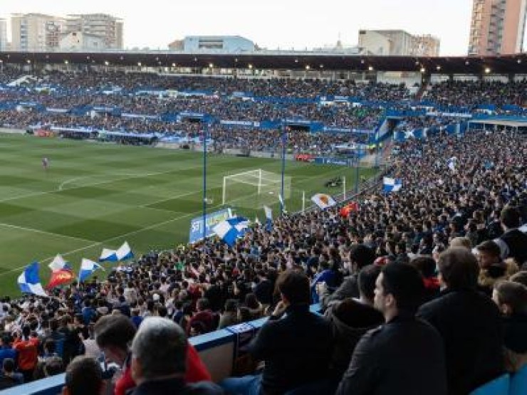 Aficionados del Real Zaragoza animan al equipo durante un partido.