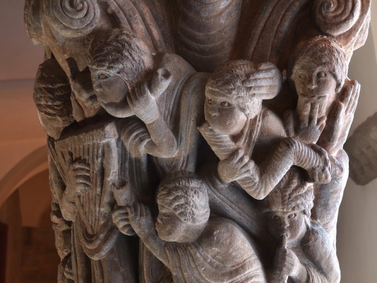 El capitel del Rey David en el Museo Diocesano de Jaca reúne múltiples instrumentos en su iconografía