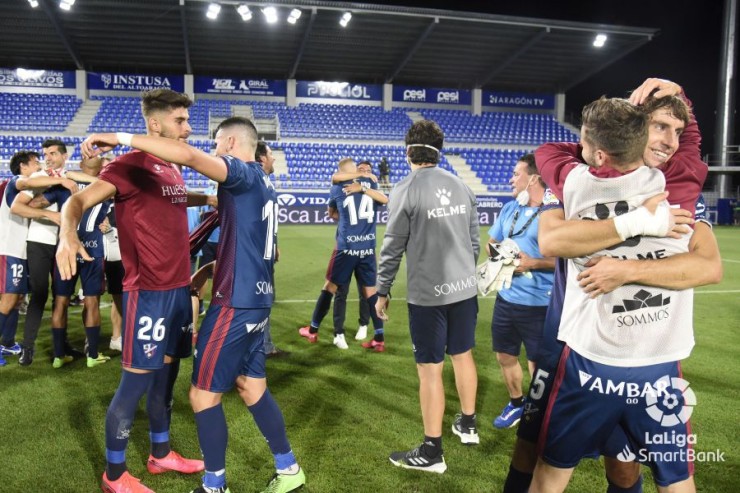 Los jugadores de la SD Huesca se abrazan tras el ascenso a Primera División