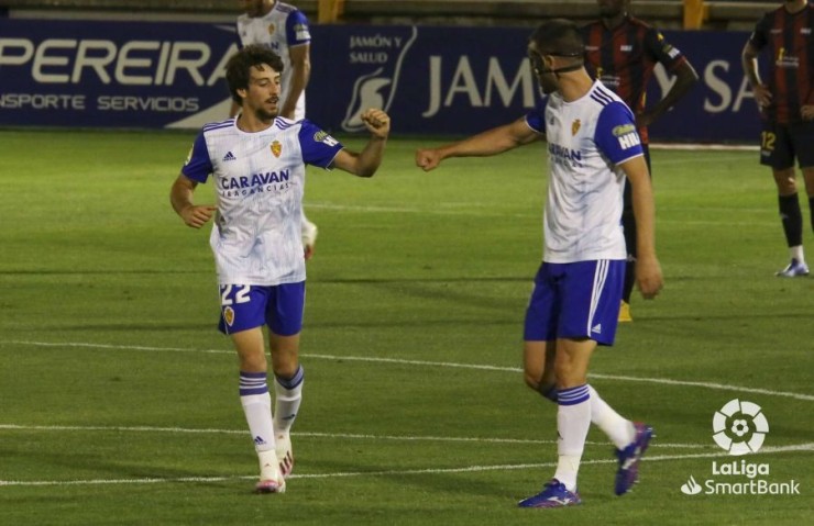 Delmás y Atienza celebran un gol