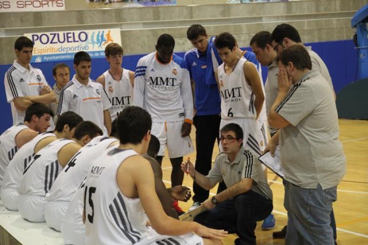 Paco Redondo dando instrucciones al equipo junior del Real Madrid donde dirigió  a Jonathan Barreiro (abajo a la izquierda). Foto: FEB