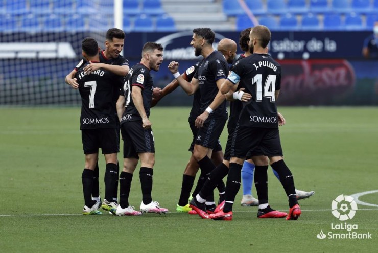 Los jugadores de la SD Huesca celebran un tanto ante el Málaga CF