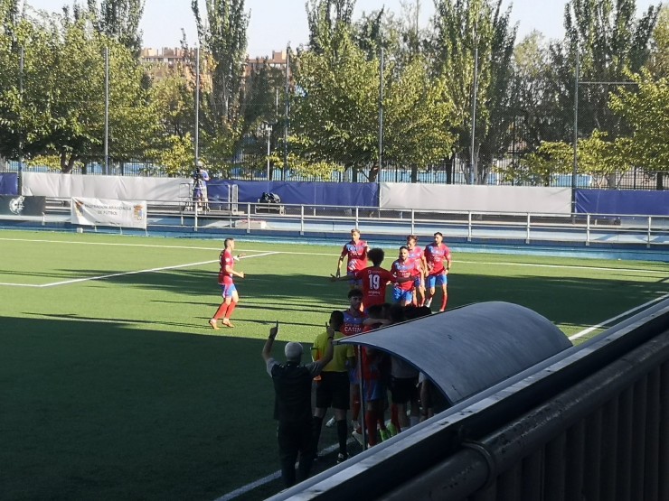 Los jugadores del Tarazona celebran el primero de los tres goles que anotaron ayer.