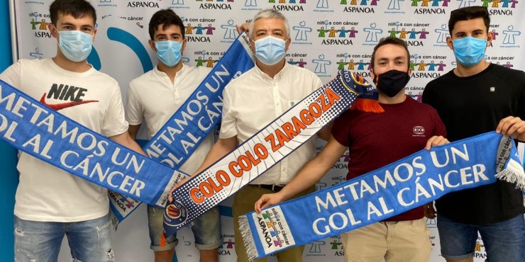 Varios jugadores de Colo Colo Zaragoza posan con la bufanda de Aspanoa