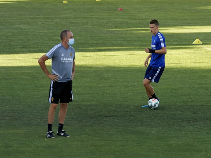 Víctor Fernández durante el entrenamiento de este lunes.