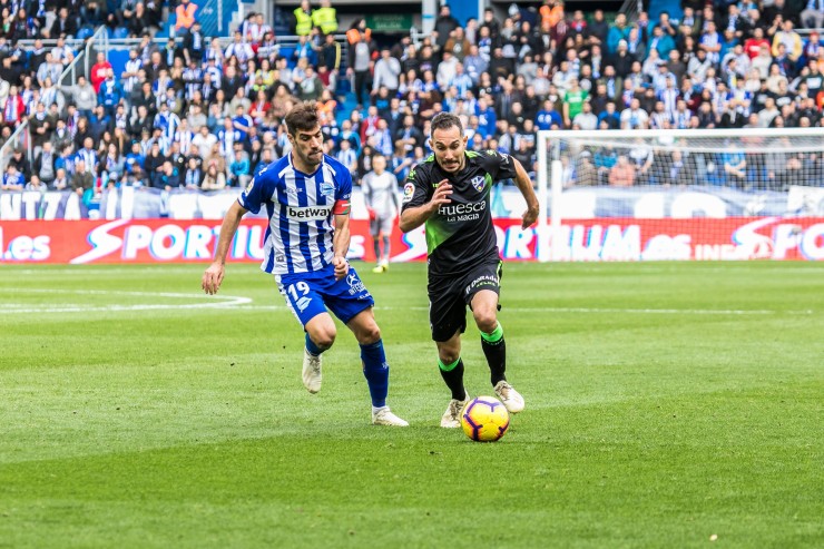 una imagen del duelo que enfrentó al Huesca con el Alavés en Mendizorroza en el curso 2018-2019.
