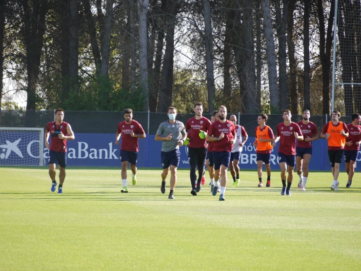 La plantilla de la SD Huesca realiza un entrenamiento durante esta pretemporada