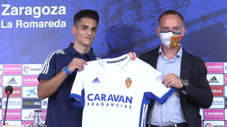 Sergio Bermejo posa con la camiseta del Real Zaragoza junto a Christian Lapetra.