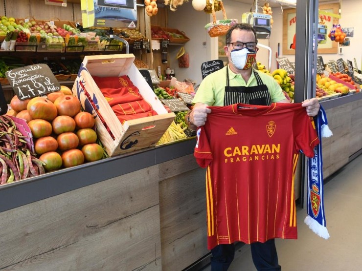 Las nuevas camisetas del Real Zaragoza han sido presentadas en el Mercado Central.