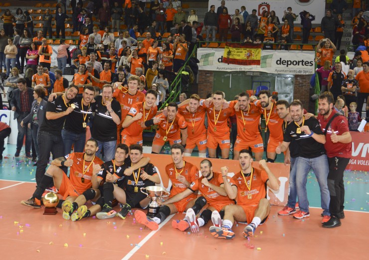 Los jugadores del CV Teruel celebran el título de la Supercopa 2019