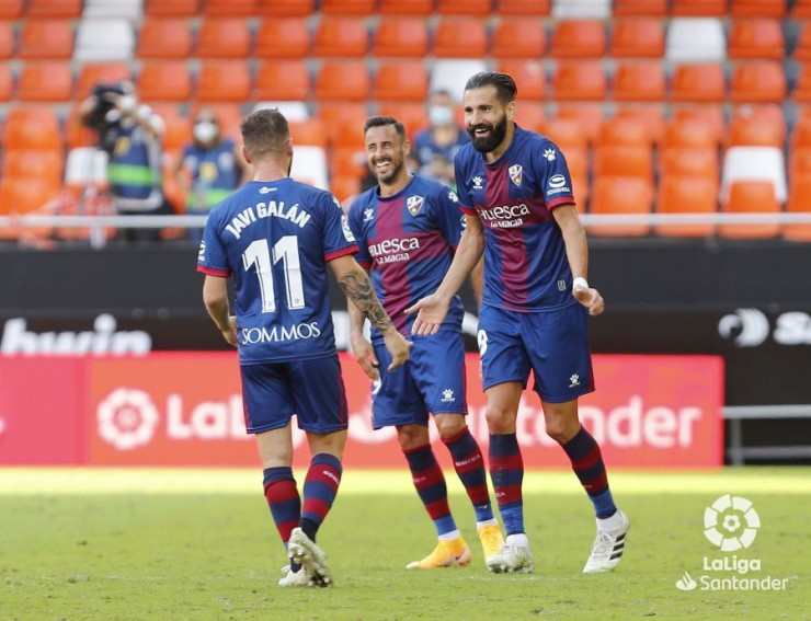 Siovas celebra junto a sus compañeros su primer gol con la SD Huesca. Foto: LaLiga