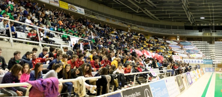 Aficionados del Bada Huesca en el Palacio de los Deportes