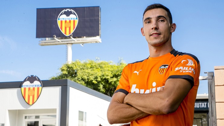 Mingotes ya ha posado con la camiseta del Valencia Mestalla.