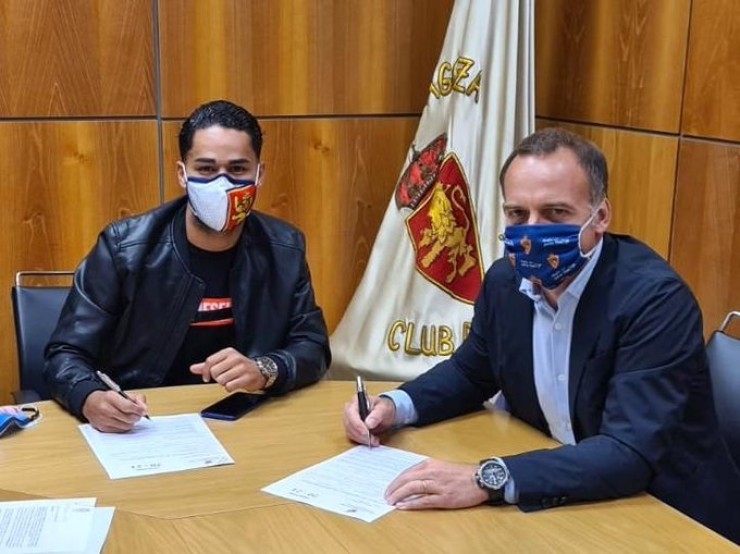 Una imagen de Raí firmando su nuevo contrato junto a Christian Lapetra.