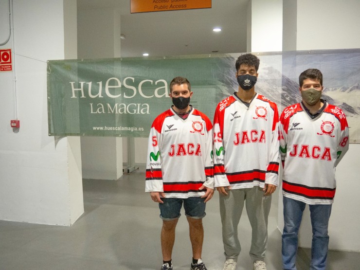 Raúl Barbo, Iván Royo y Alejandro Carbonell posan con su nueva camiseta.