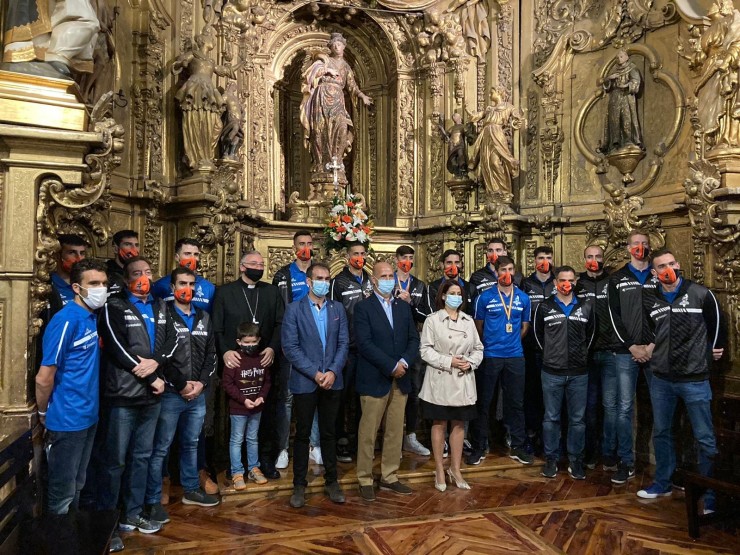 La plantilla del Club Voleibol Teruel posa en la catedral. Foto: Aragón Deporte.