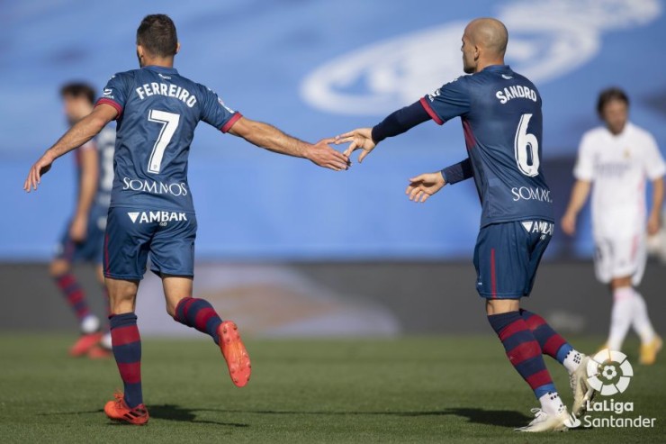 Ferreiro celebra con Sandro su gol en Valdebebas. Foto: LaLiga