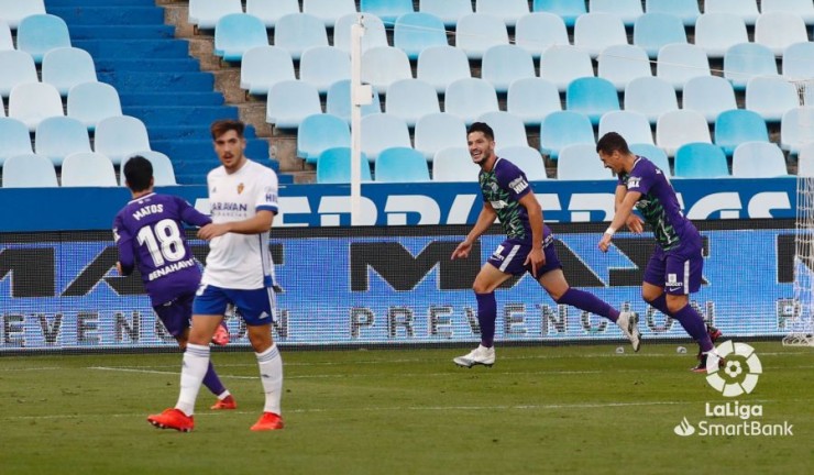 Los jugadores del Málaga celebran el primer gol en La Romareda