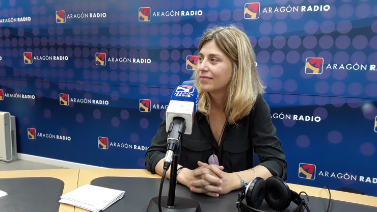 Judith Prat en los estudios de Aragón Radio