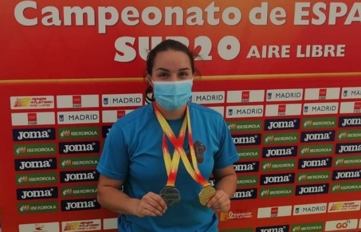 Natalia Sanz posa con las dos medallas logradas este pasado fin de semana.