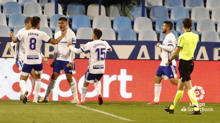 Los jugadores del Real Zaragoza celebran el gol de la victoria ante el Albacete.