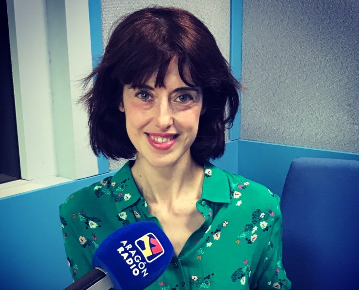 Irene Vallejo en los estudios de Aragón Radio