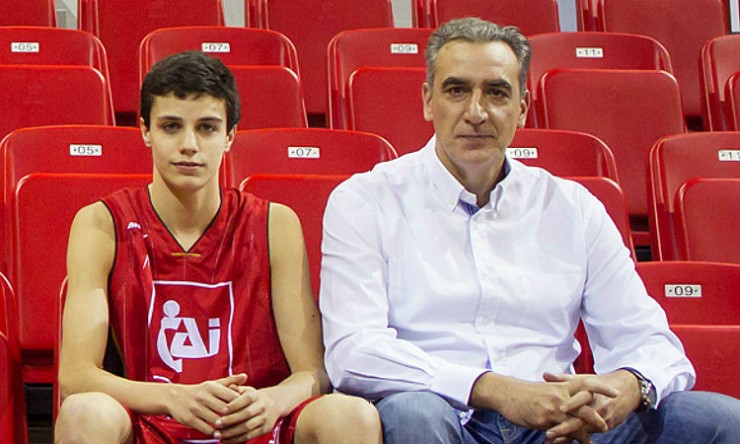 Alberto Alocén, junto a su hijo Carlos.